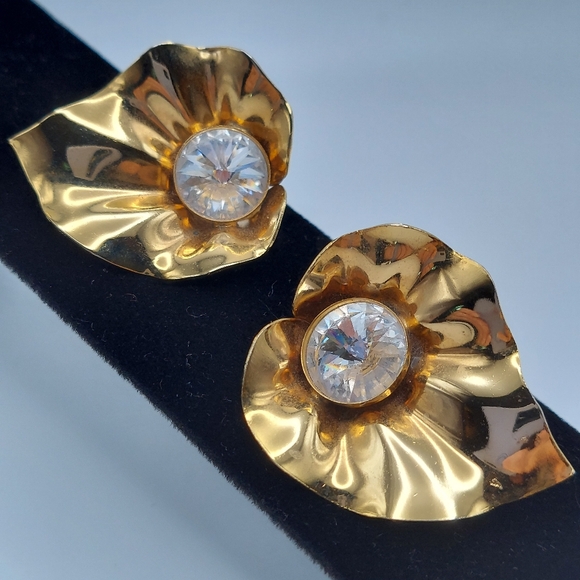 Vintage Large Goldtone Flower w/Crystal Center. - Picture 2 of 11